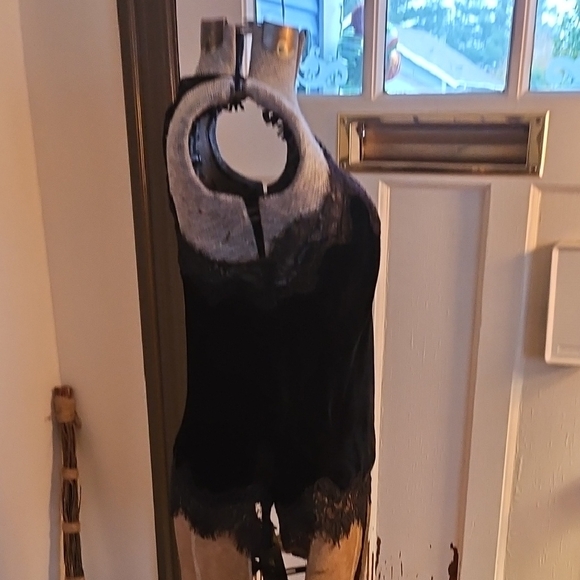 Elegant Black Lace Trim Camisole - Picture 4 of 9